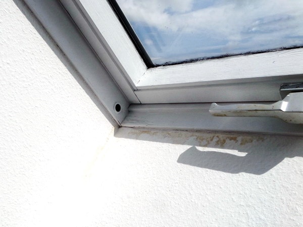 Schimmel Bauschaden durch Wärmebrücke am Dachfenster, zu wenig Dämmung am Rahmen altes Dachfenster schimmelt