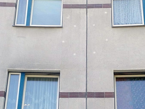 wdvs-vollwaermeschutz-gutachter Schäden durch zu wenig Putz auf Dübel